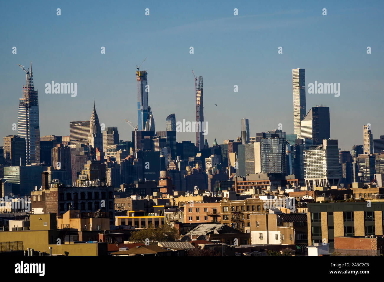 Skyline di Manhattan a New York visto dal quartiere Bushwick di Brooklyn sabato 9 novembre 2019. (© Richard B. Levine) Foto Stock