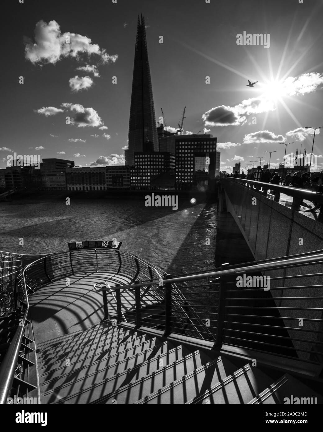 London, Regno Unito - 28 Gennaio 2019: il punto di vista di una passerella pedonale proveniente dal ponte di Londra, con il Coccio in background, a Londra, Regno Unito. Foto Stock