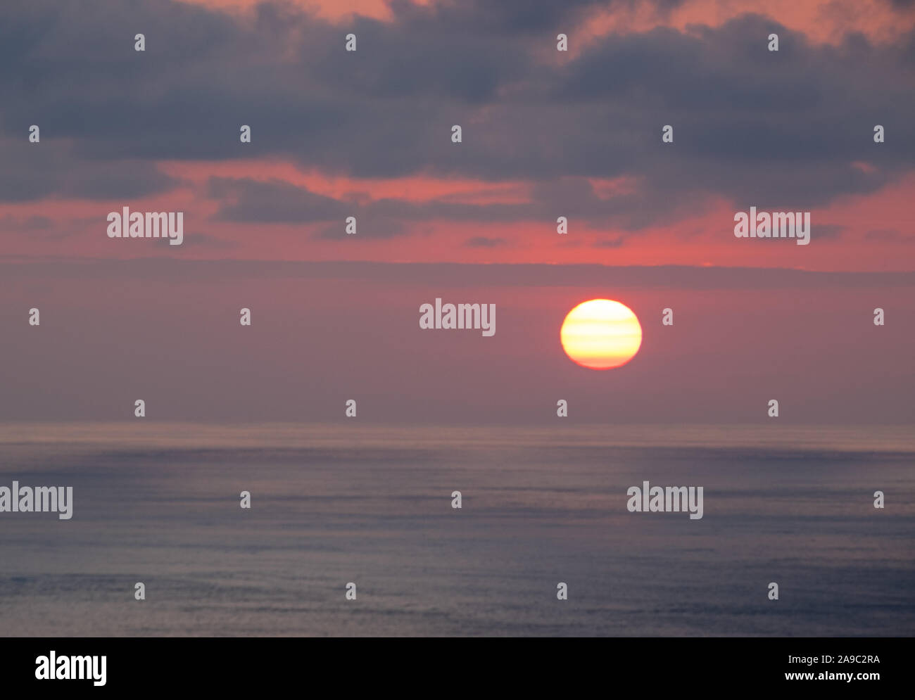 Colorato tramonto sul mare , con interessanti la formazione di nube come sfondo. Adatto per copertine di libri con spazio per testo/copia. Foto Stock