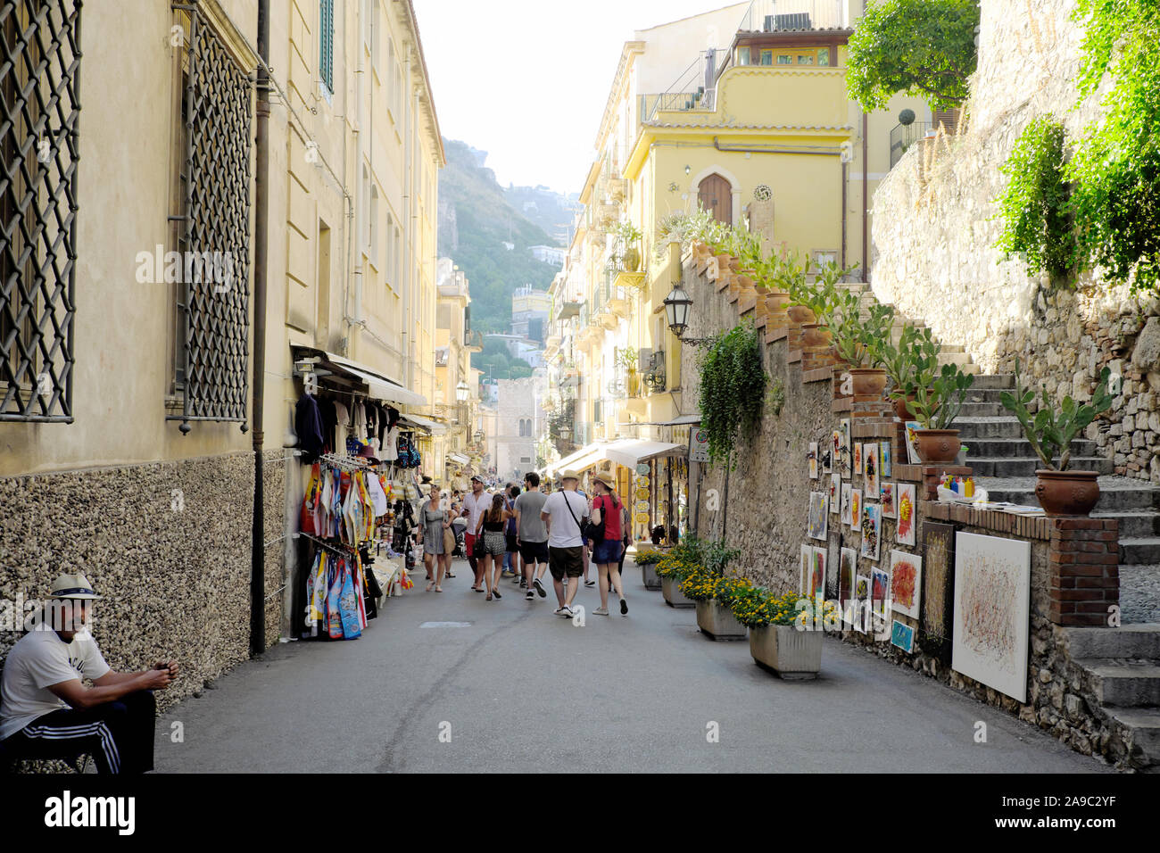 Artista all'aperto il fornitore, Corso Umberto a Taormina, in Sicilia. La strada principale dello shopping, Corso Umberto, si estende da Porta Messina a Porta Catania Foto Stock