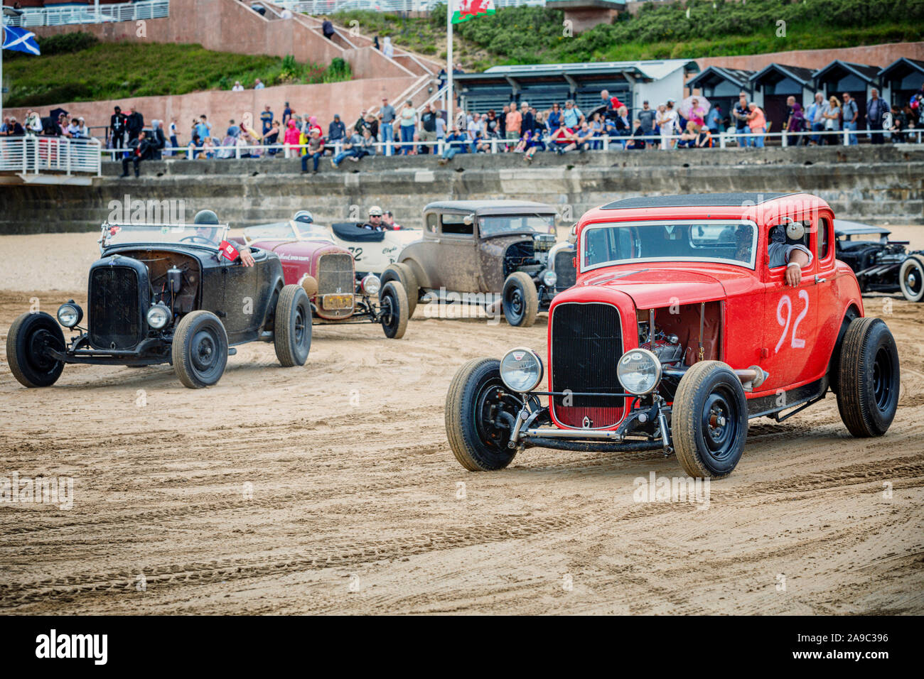 Vintage hot rods fodera fino al 'Corsa onde' evento, dove le automobili e motocicli drag race sulla spiaggia a Bridlington, East Yorkshire England Regno Unito Foto Stock