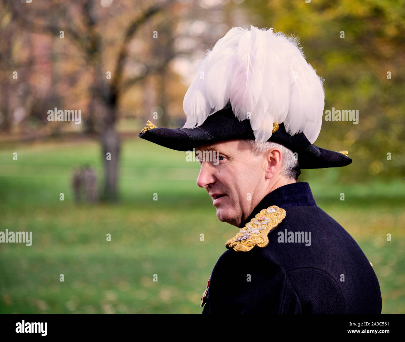 Profilo di maggior generale Sir Benjamin Bathurst in Green Park Londra frequentando una pistola salutate con cerimoniale di usura della testina Foto Stock