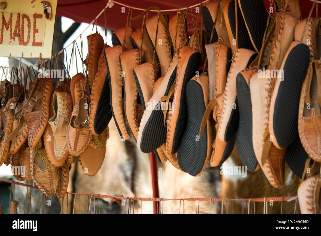 Tradizionale in pelle, scarpe di folklore, realizzati artigianalmente in Nord Macedonia Foto Stock