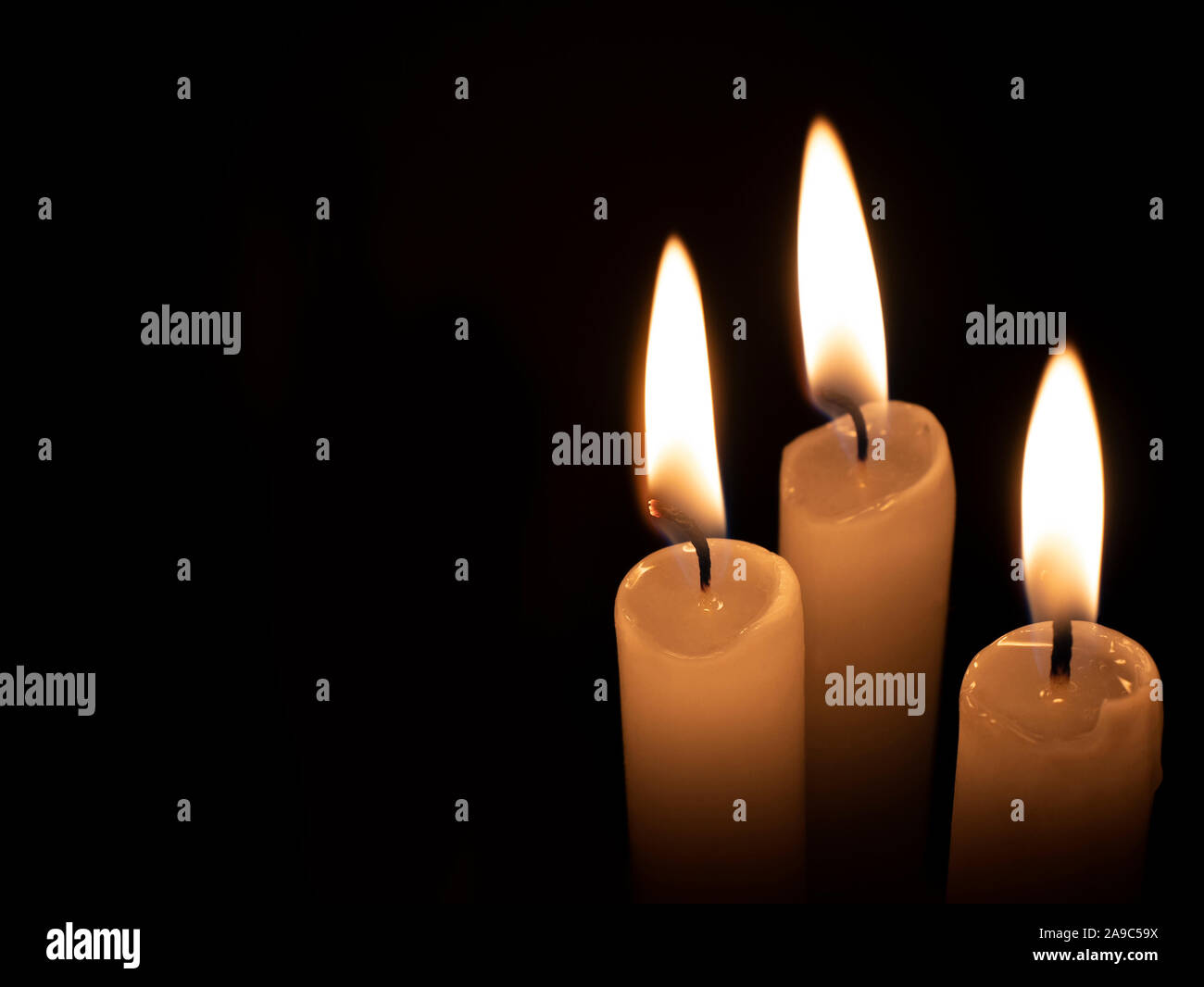 La masterizzazione memorial candele su sfondo nero. Minuto di silenzio Foto Stock