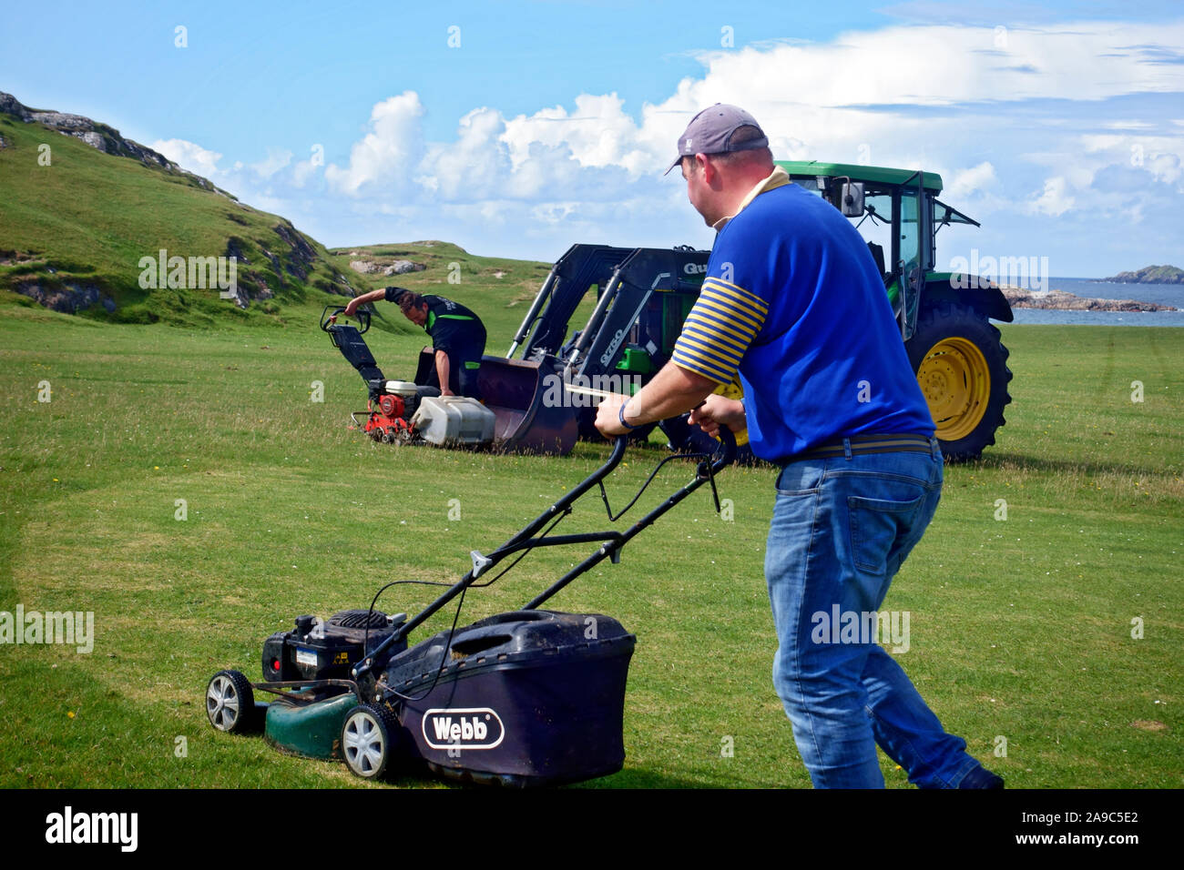 Il taglio del putting greens, sul campo da golf con 18 buche, in preparazione per il Iona aperto.Questo è uno di Scotlands più pittoresche e naturale corsi di golf Foto Stock