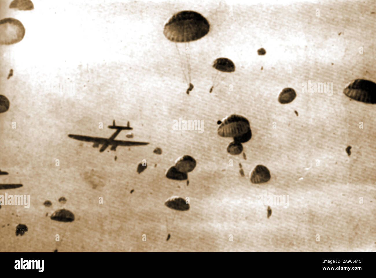 Durante la Seconda guerra mondiale - Febbraio 1941 - un giornale fotografia che mostra appena assunto i paracadutisti britannici in formazione sul loro primo non-missione di combattimento. Foto Stock