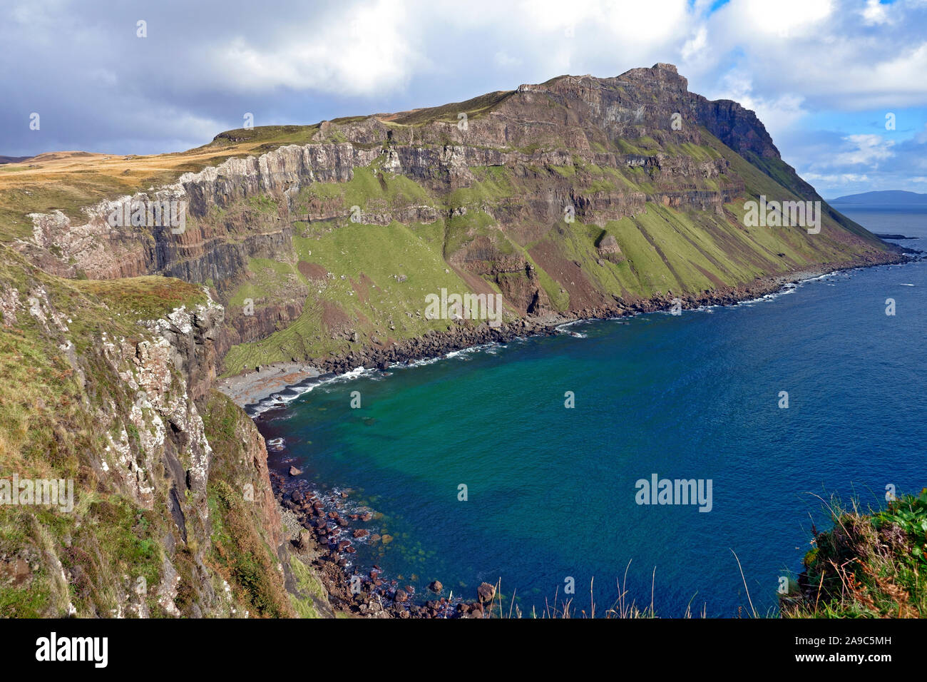La costa frastagliata dell'isola di Mull. Queste scogliere remoto chiamato Binnein Gorrie sono conosciuto localmente come 'Gorrie's Leap' Foto Stock