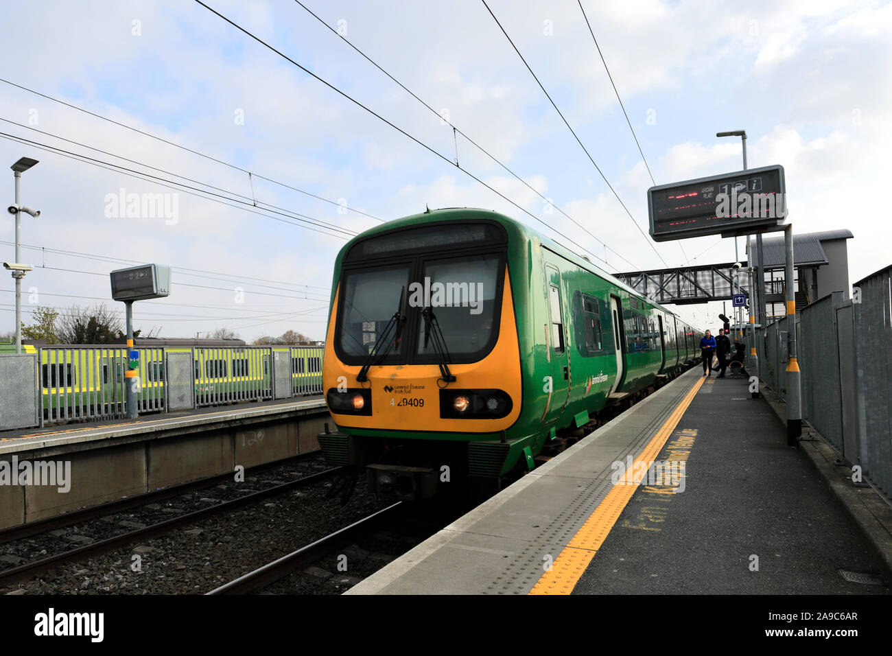 Un Irish Rail treno a Clontarf Road stazione ferroviaria, Dublin City, Repubblica di Irlanda Foto Stock