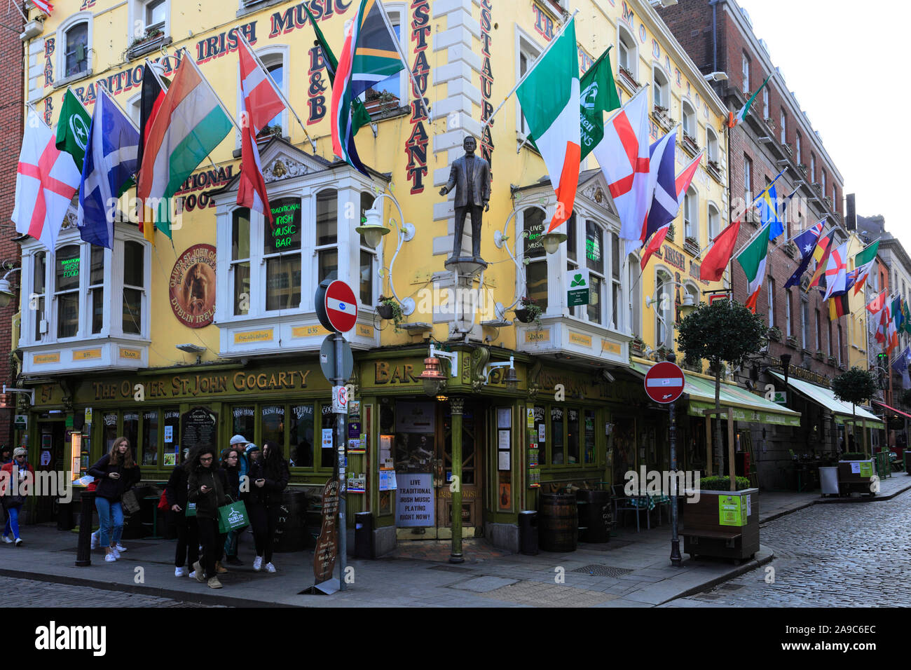 Vista del bar e ristoranti nella zona di Temple Bar di Dublino Repubblica di Irlanda Foto Stock