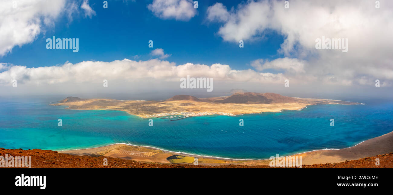 Paesaggio vulcanico di Lanzarote - vista panoramica dal Mirador del Rio per isola di Graciosa. Isole Canarie Foto Stock