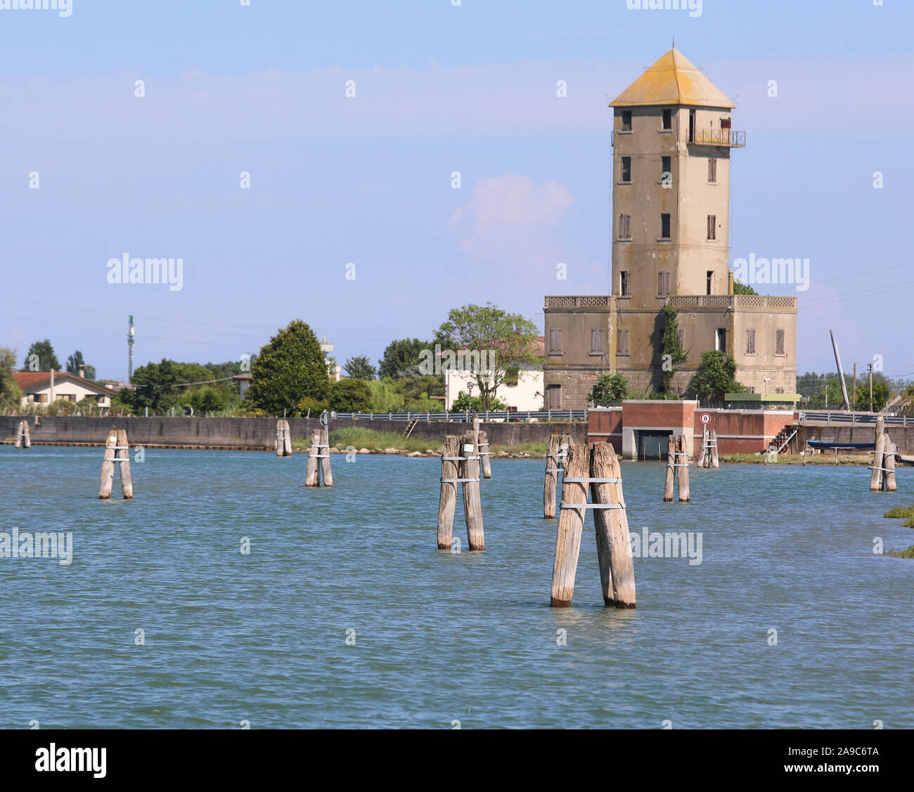 Alta torre di vedetta della prima guerra mondiale in Laguna di Venezia a Venezia Foto Stock