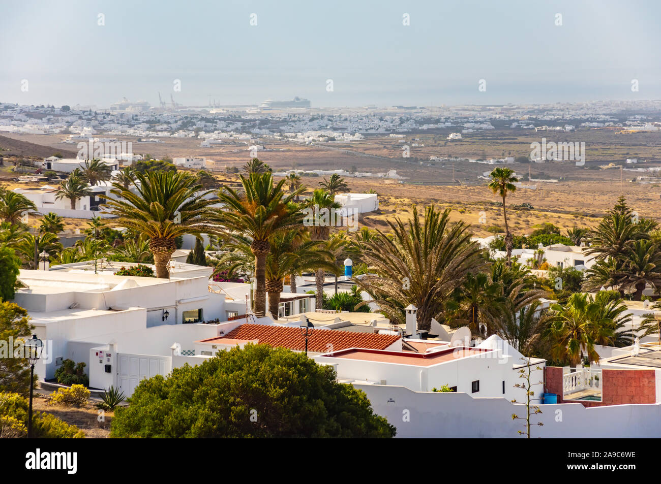 Tipica Canaria villaggio o città con case bianche e il paesaggio vulcanico, Nazaret, Lanzarote, Isole canarie, Spagna Foto Stock