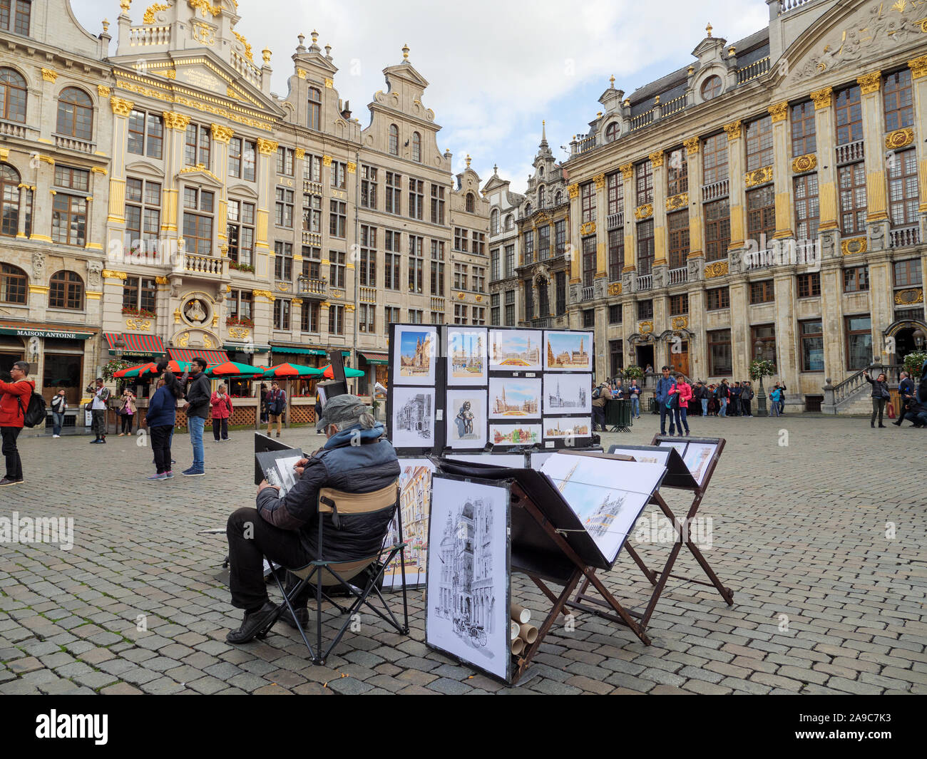 Artista di strada di vendita centro città scene in Grand Place di Bruxelles, in Belgio Foto Stock