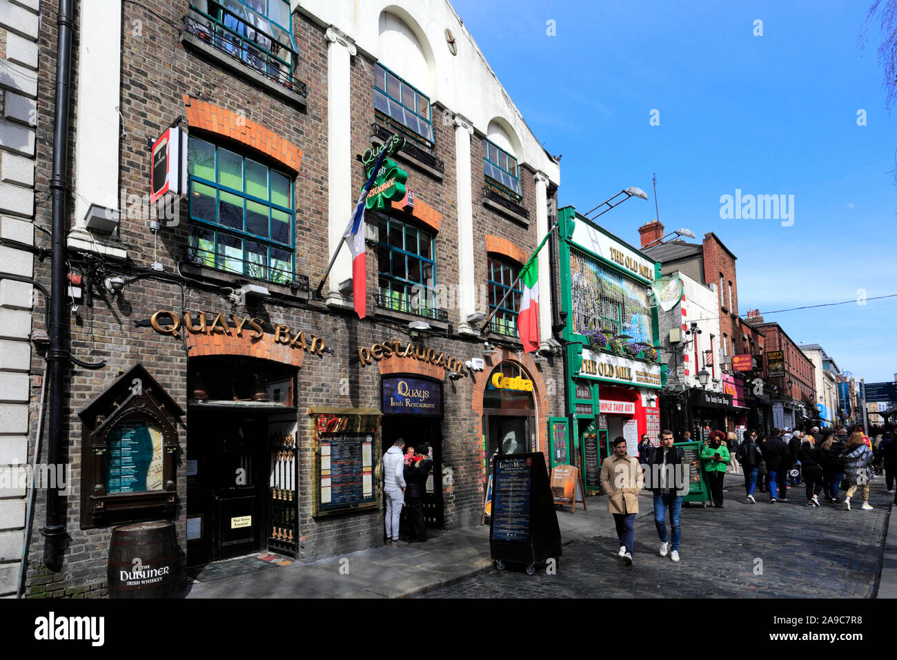 Vista del bar e ristoranti nella zona di Temple Bar di Dublino Repubblica di Irlanda Foto Stock