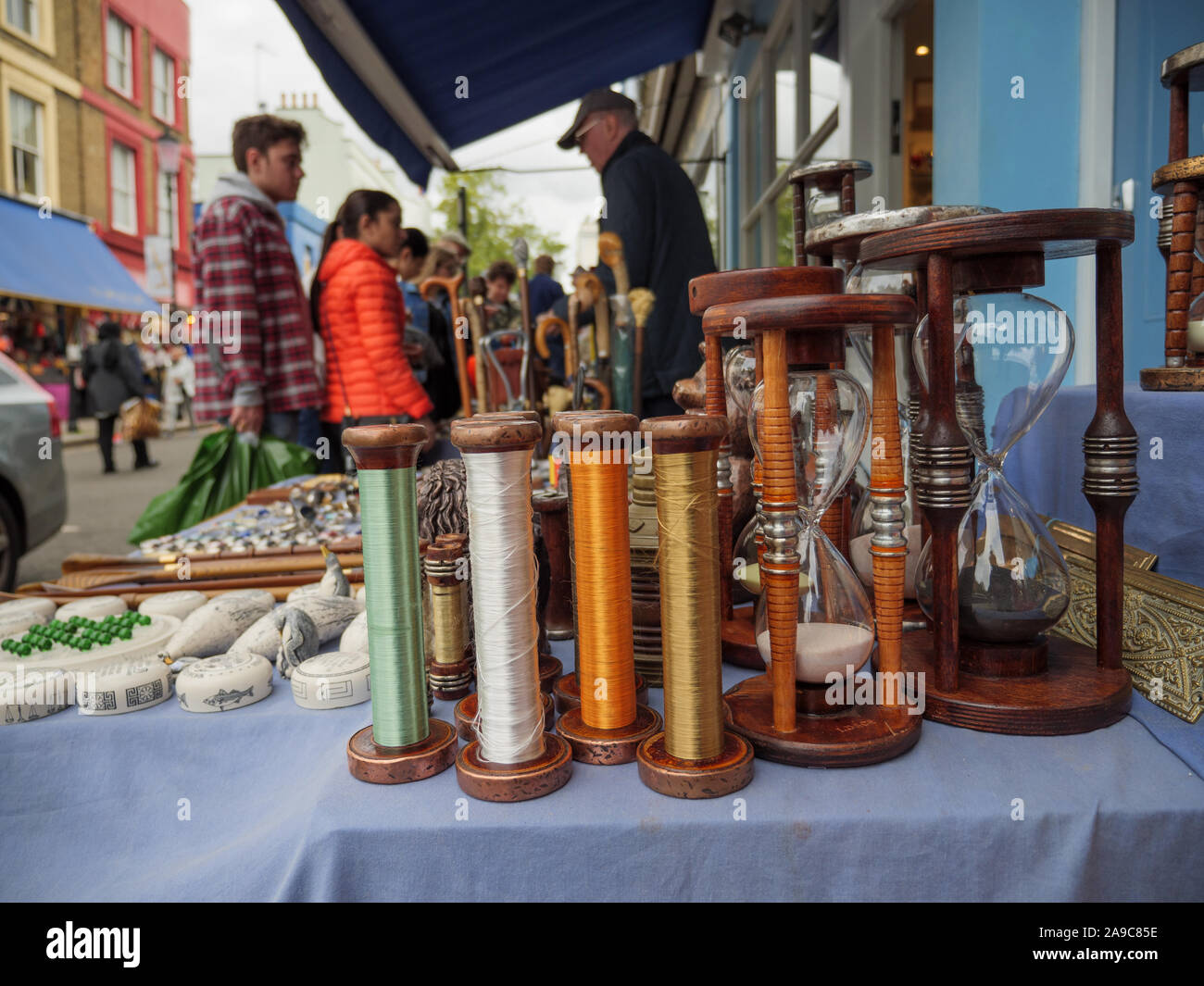 Fai bancarelle all'aperto sul mercato di Portobello Road, Notting Hill, Londra, Regno Unito Foto Stock