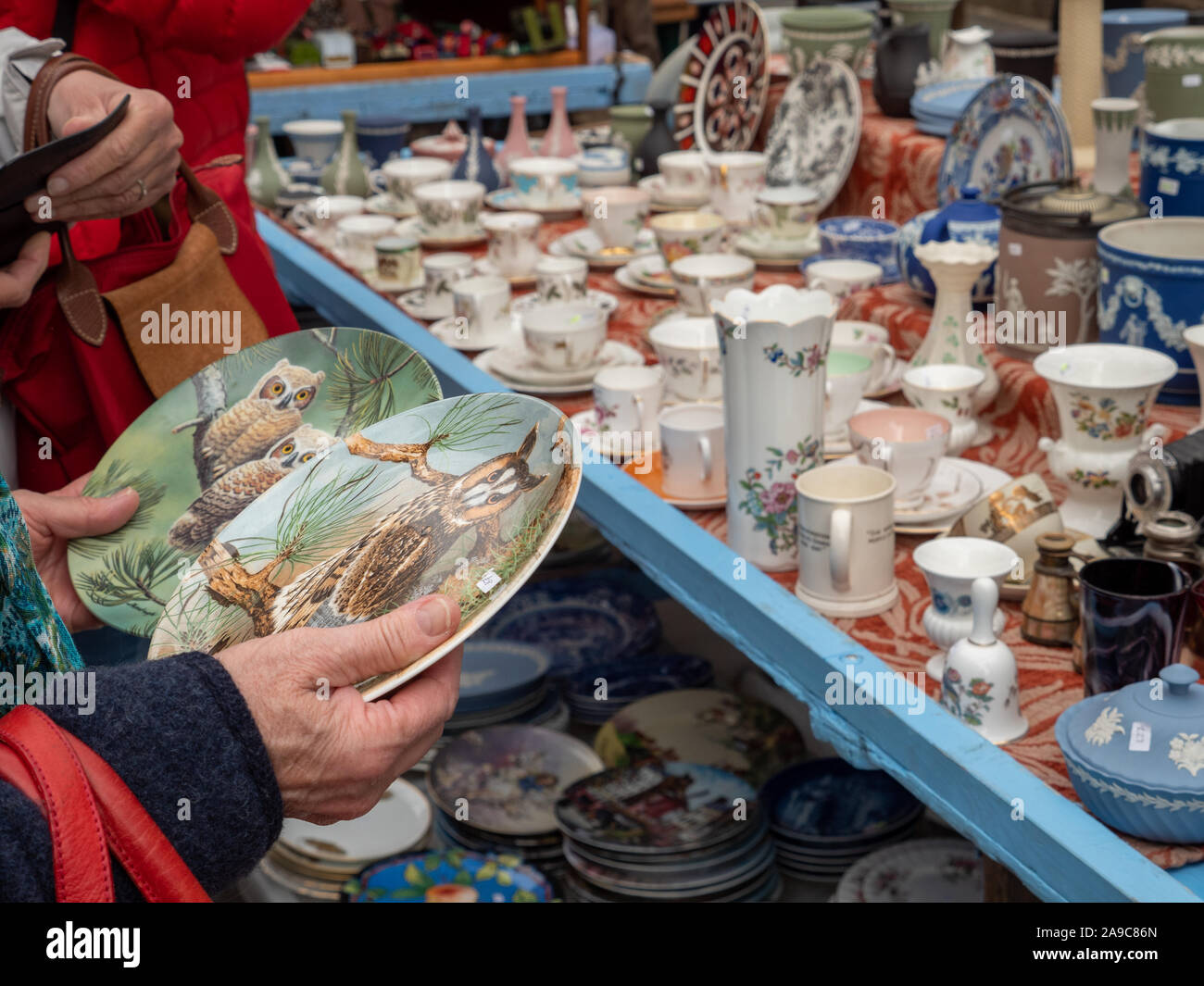 Stallo ceramiche di vendita sul mercato di Portobello Road Foto Stock