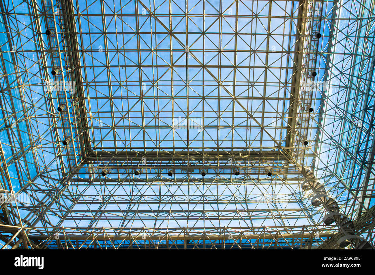 Dritto in alto vista prospettica del moderno in vetro e metallo soffitto trave Foto Stock