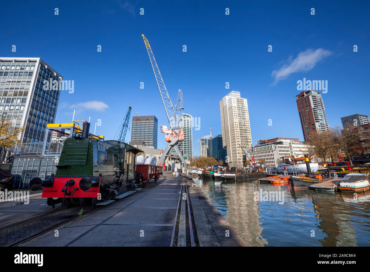 Rotterdam, Paesi Bassi. Una vecchia locomotiva e la vecchia gru che sono parte del Maritiem Museum Rotterdam Foto Stock