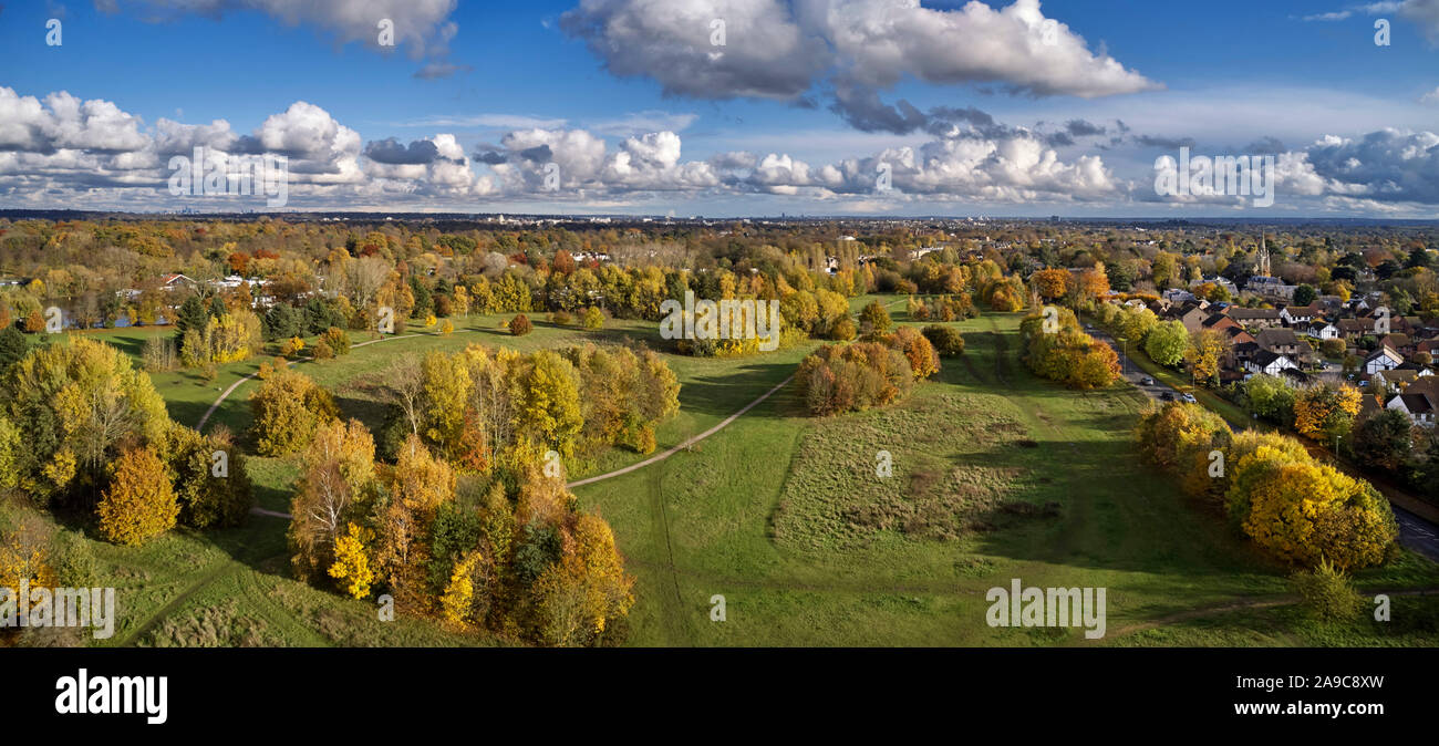 East Molesey, Surrey, Regno Unito. Il 14 novembre 2019. Veduta autunnale di Hurst Parco Riserva Naturale dal fiume Tamigi in East Molesey, Surrey. La chiesa di St Paul è sulla destra e sulla sinistra su orizzonte sono la City di Londra e da Canary Wharf, 27km di distanza. Foto Stock