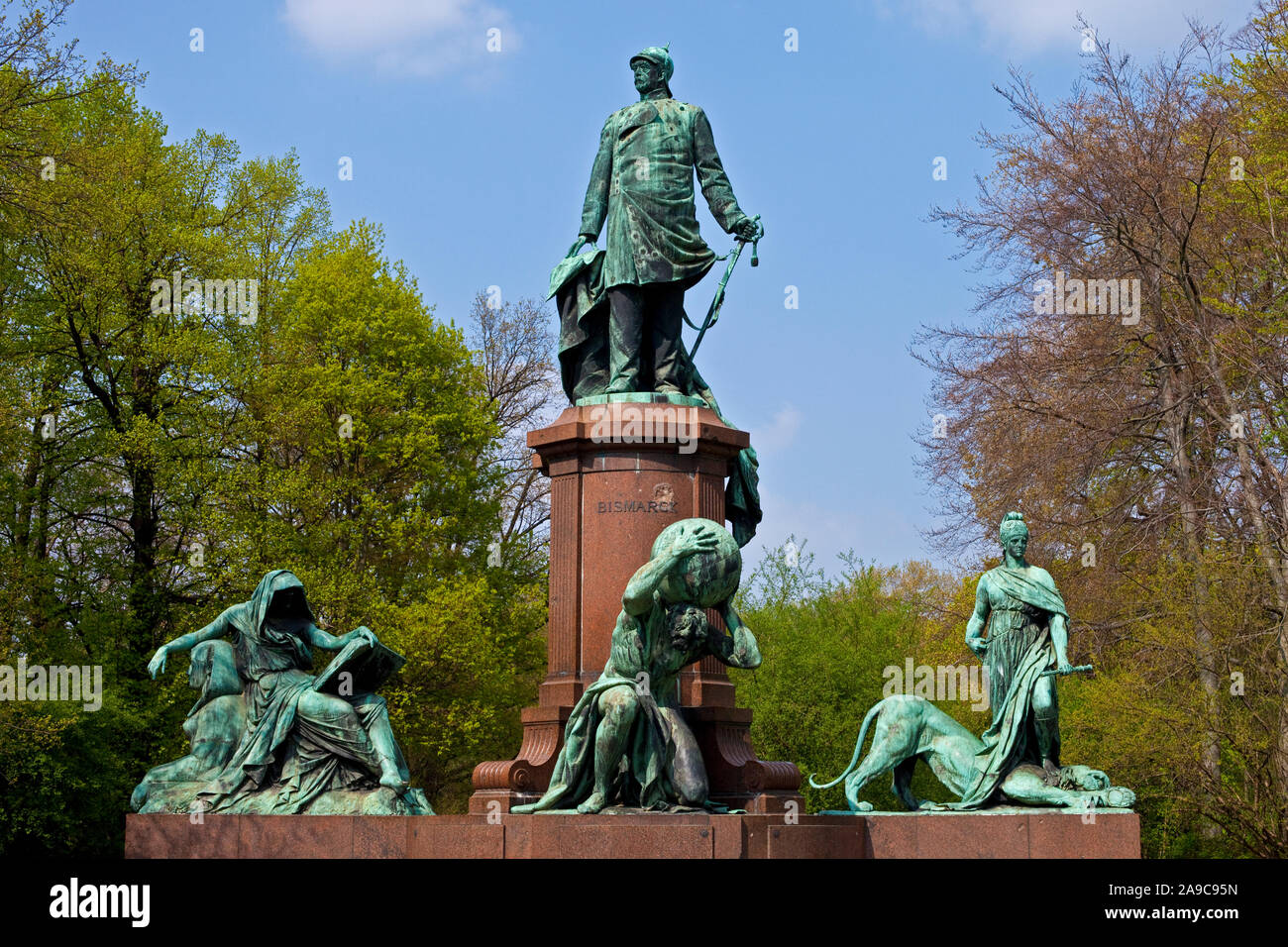 Una vista della storica Bismarck Memorial nel Tiergarten di Berlino, Germania. È dedicato al principe Otto von Bismarck, il primo Cancelliere di t Foto Stock