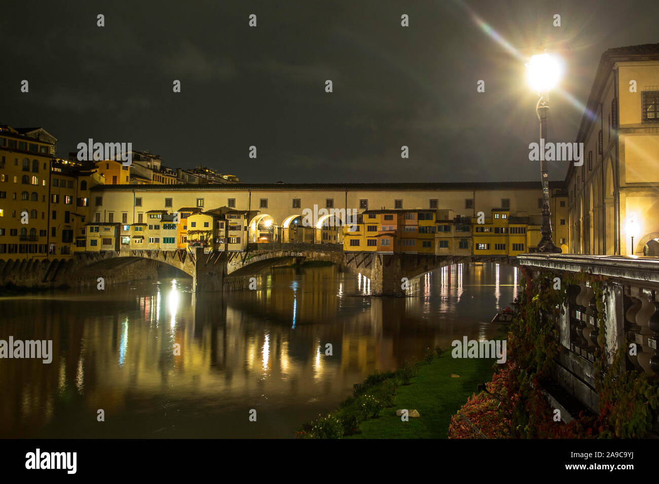 Ponte Vecchio, Firenze, Italia. Vista notturna Foto Stock