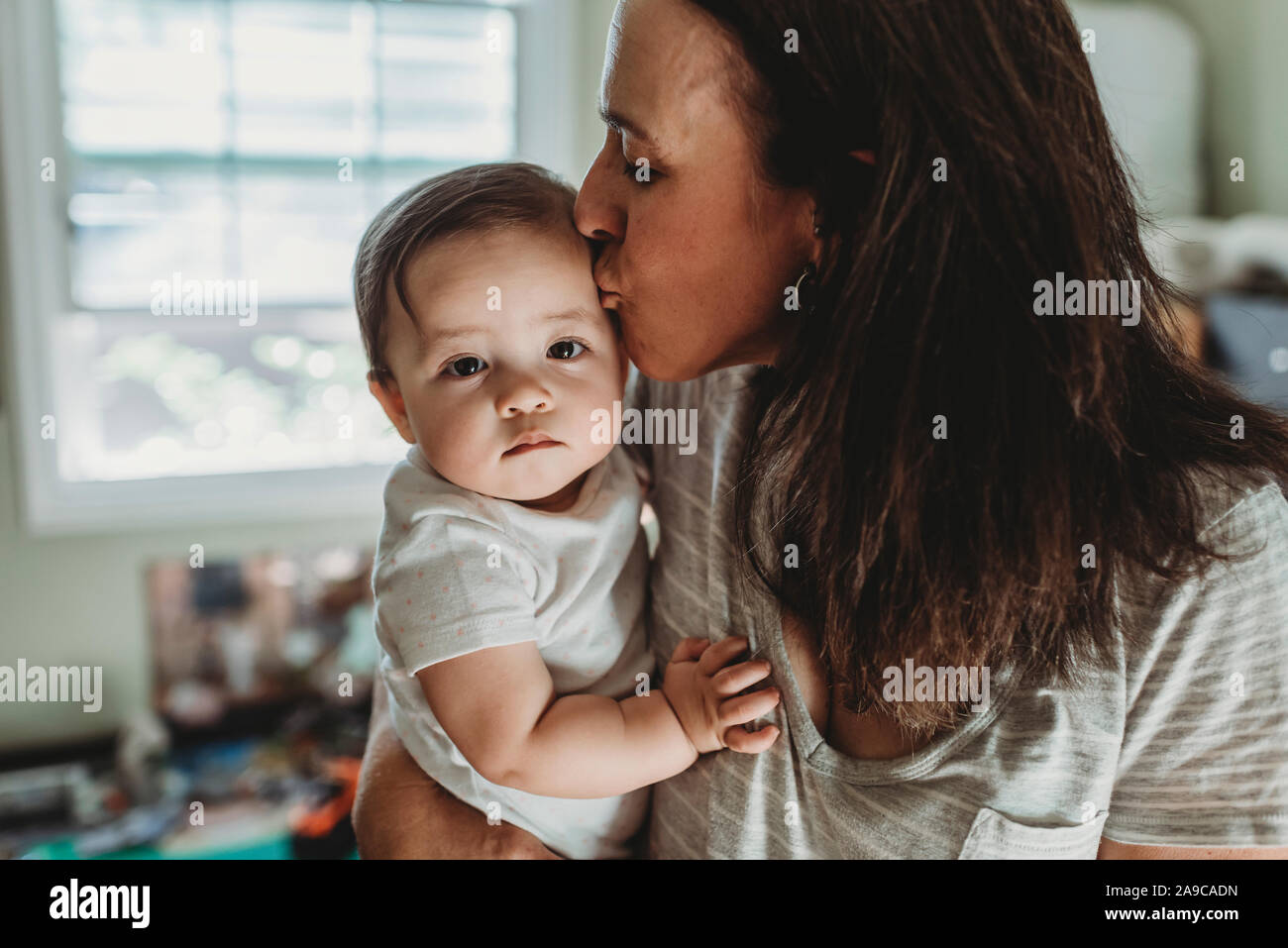 Mid-40â€™s kissing bimba con grandi occhi marroni nella parte anteriore della finestra Foto Stock