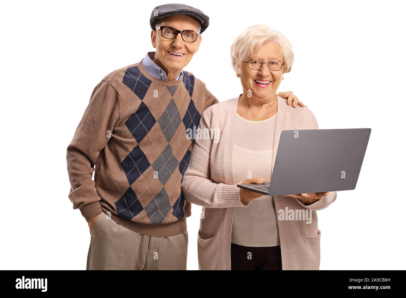 Felice anziano uomo e donna con un computer portatile isolato su sfondo bianco Foto Stock