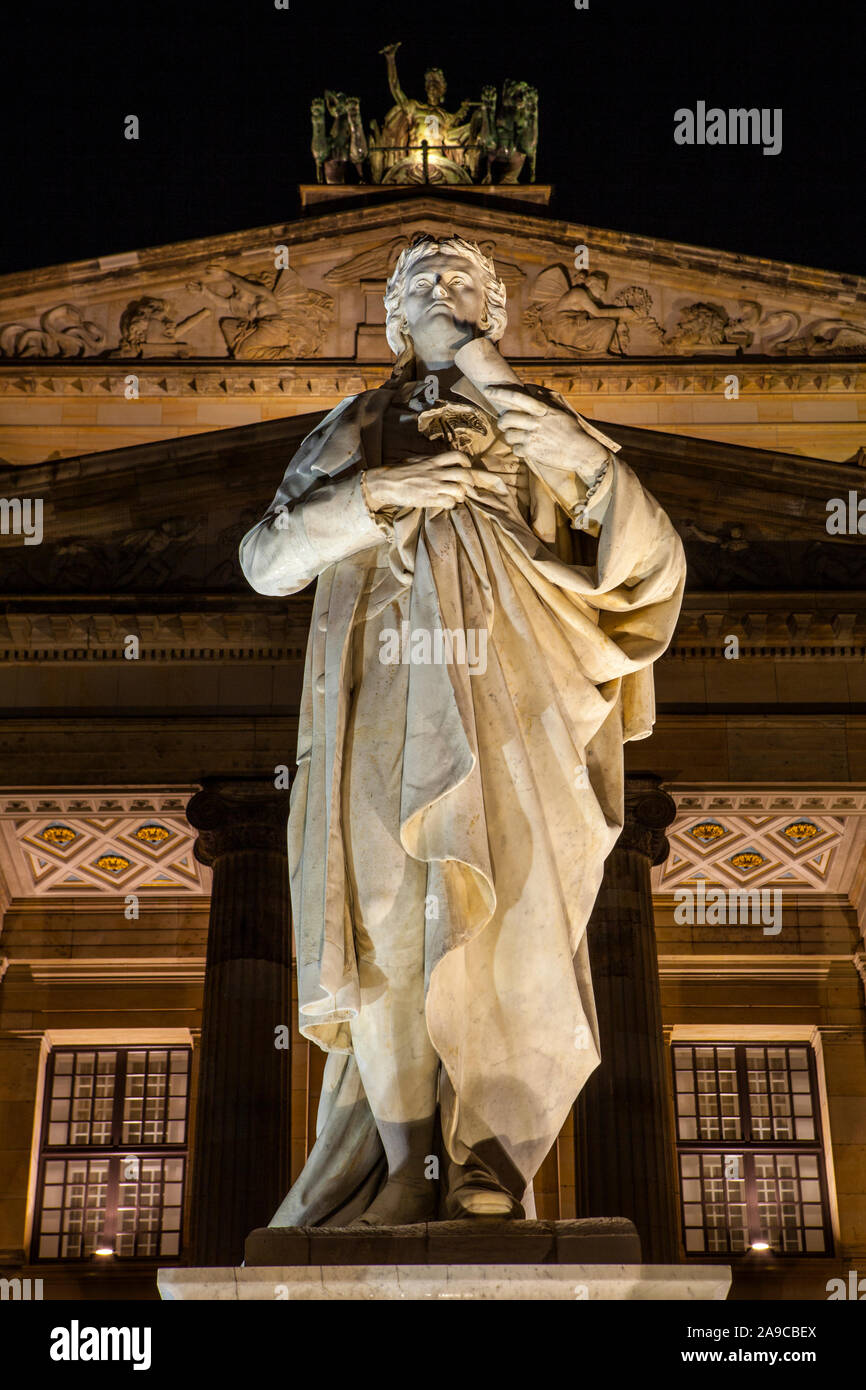 Un monumento dedicato al poeta tedesco e il drammaturgo Friedrich Schiller, situato fuori la Konzerthaus sulla Gendarmenmarkt a Berlino, Germania. Foto Stock