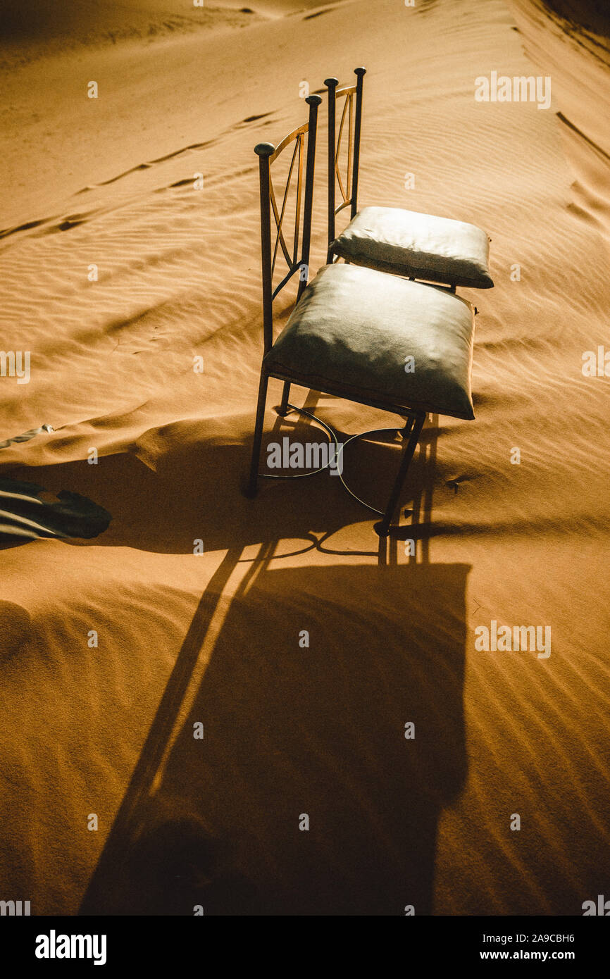 Sedie di notte nel deserto del Sahara Foto Stock