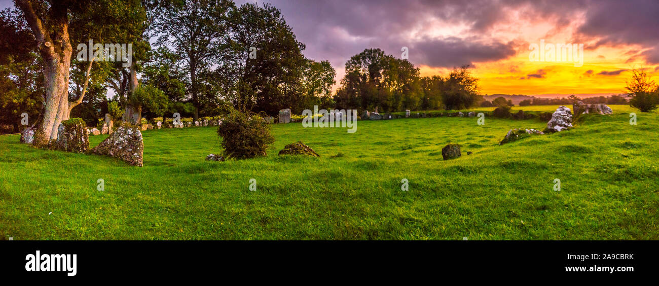 Cerchio di pietra in piedi, all'alba, nella contea di Limerick, Irlanda. Pano. Foto Stock