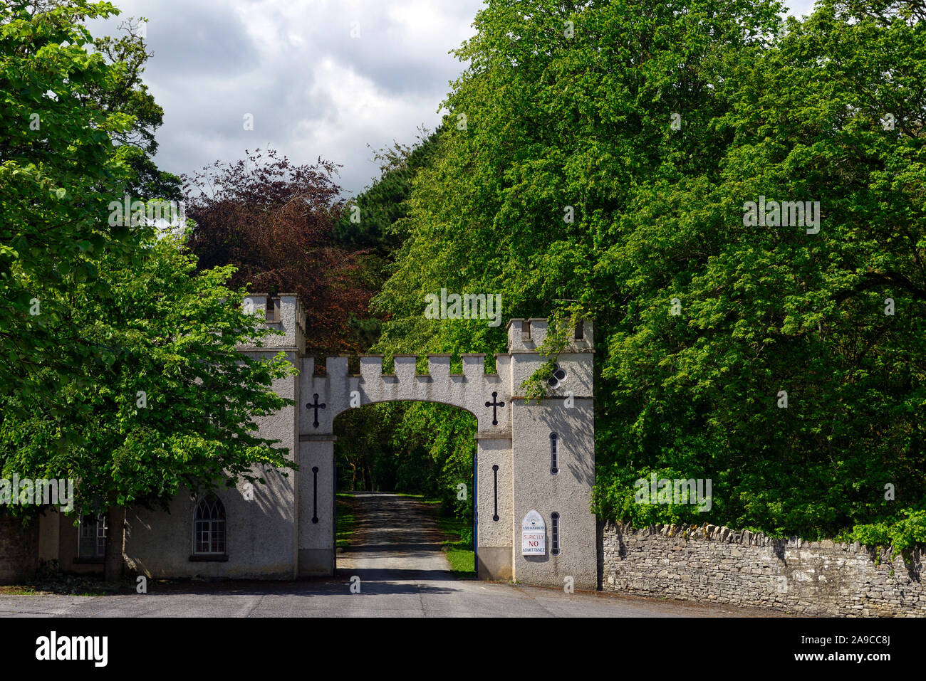 Casa di gate,gate,archway,ingresso, Castello di Glin e giardini, Limerick, Irlanda,casa signorile,maestosa casa,RM Floral Foto Stock