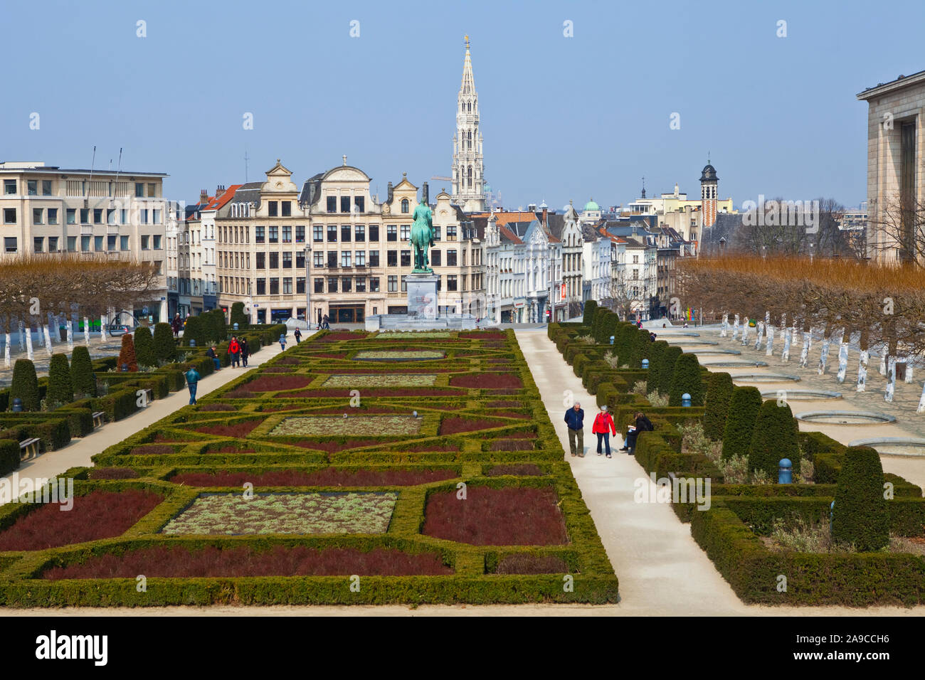 Bruxelles, Belgio - 4 Aprile 2013: vista dal Mont des Arts nella città di Bruxelles, Belgio. La guglia di Bruxelles Town Hall può essere visto, lungo con Foto Stock