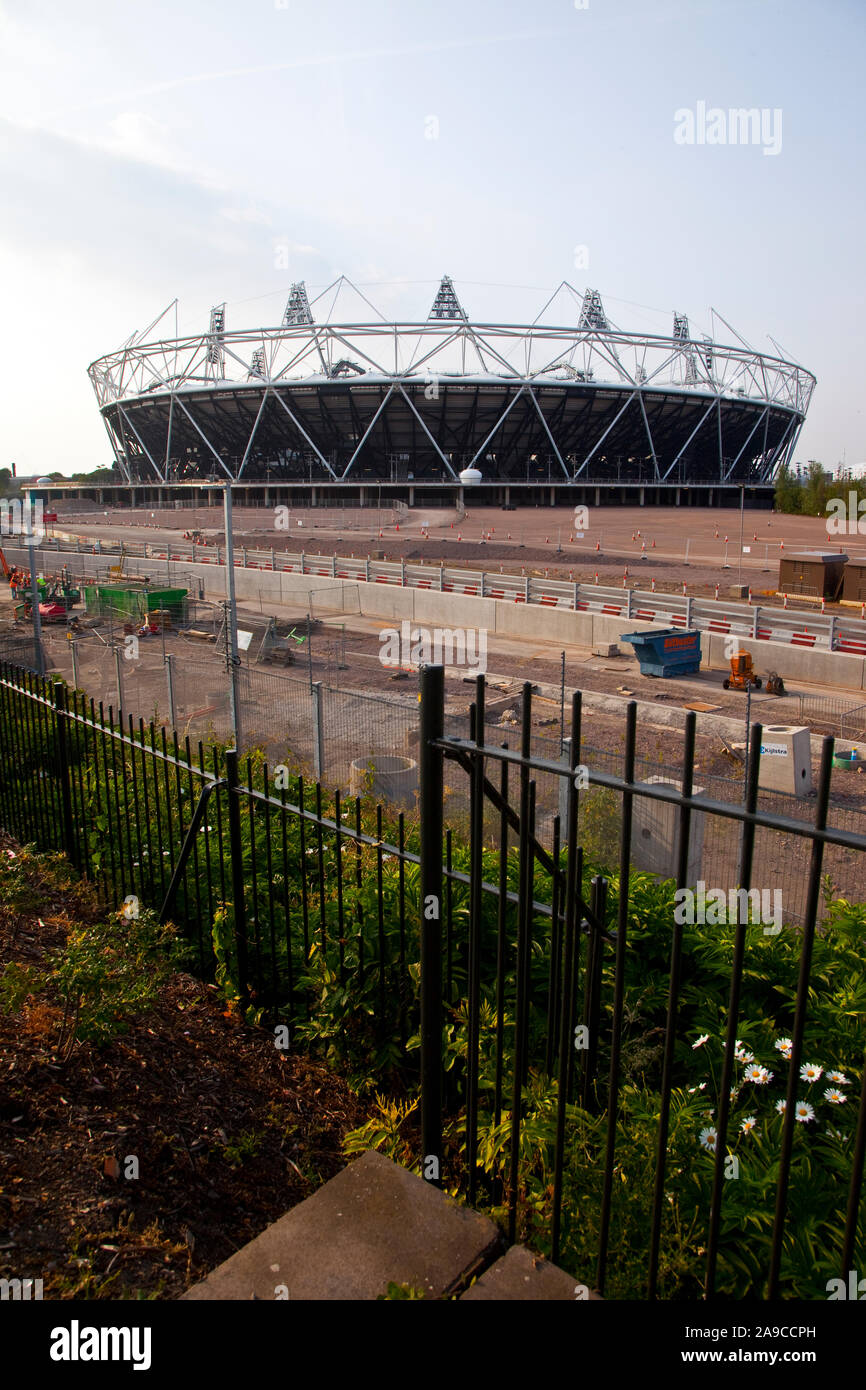London, Regno Unito - 2 Giugno 2011: una vista di Londra Stadio Olimpico di Stratford in costruzione con circa un anno fino all'apertura cerimon Foto Stock
