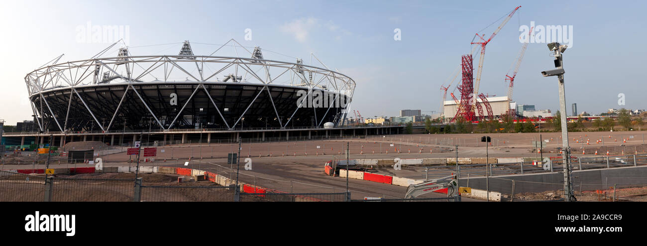 London, Regno Unito - 2 Giugno 2011: una vista di Londra allo Stadio Olimpico e al parco in Stratford in costruzione con circa un anno finché il openin Foto Stock