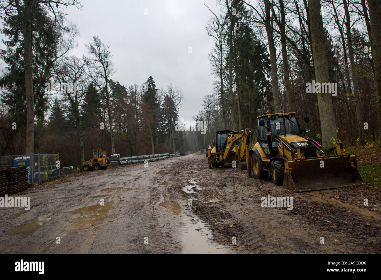 Escavatori e bulldozer visto lavorare accanto a uno dei bunker presso la Tana del Lupo complesso nella foresta Srokowo.Dopo un sensazionale articolo pubblicato dalla BBC che la gestione del la Tana del Lupo stava progettando di costruire un parco divertimenti presso la sede di Adolf Hitler, che potrebbe modificare in un 'Nazi theme park", questa informazione è stata immediatamente negato. Sostenuto dalle autorità, è al fianco di ristrutturazioni, che vedrà la corsa verso il basso di edifici restaurati come pure l'aggiunta di un ristoranti e ingresso dell'edificio, anche nuovi percorsi a piedi sono pianificate per essere costruire. La tana del lupo (tedesco: Foto Stock