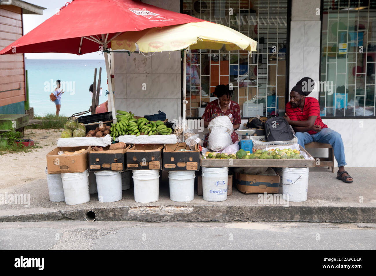 Frutto di strada commercianti in Speightstown su Barbados west coast Foto Stock