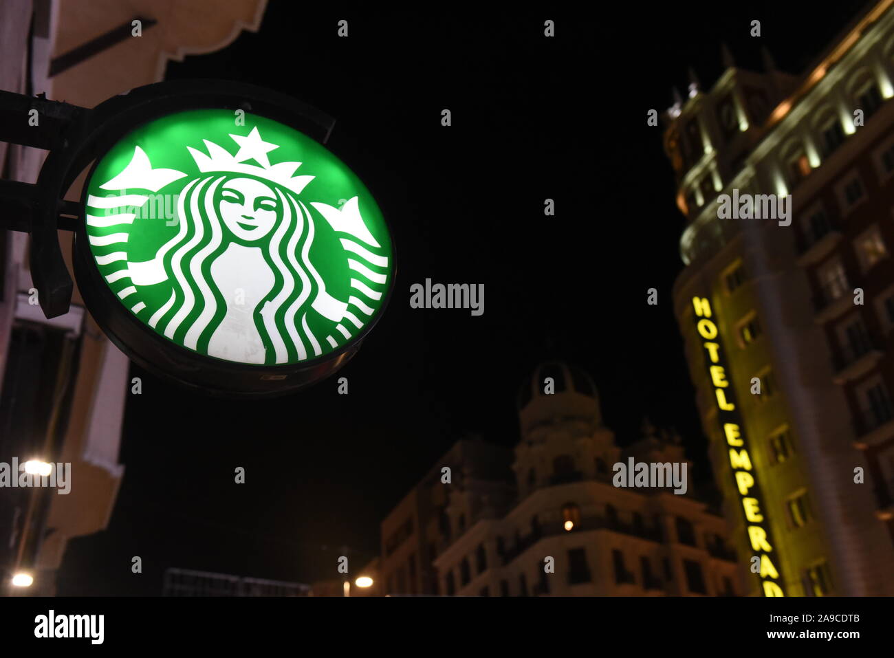Starbucks Coffee logo che si vede in un coffee shop in Madrid. Foto Stock