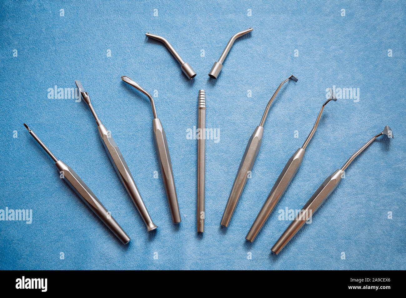 Strumenti professionali per stomatologia e chirurgia maxillo-facciale sono meravigliosamente disposto sul tavolo nella forma di una ventola. Foto Stock