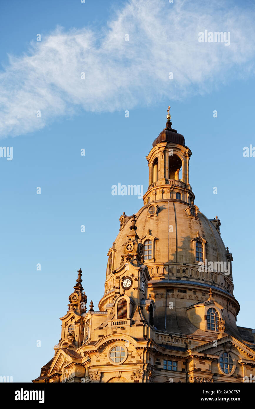 Dresden - Vista dal basso sulla cupola della Frauenkirche nella luce della sera, velo cloud sopra la cupola, torre del campanile in primo piano, dettaglio Foto Stock