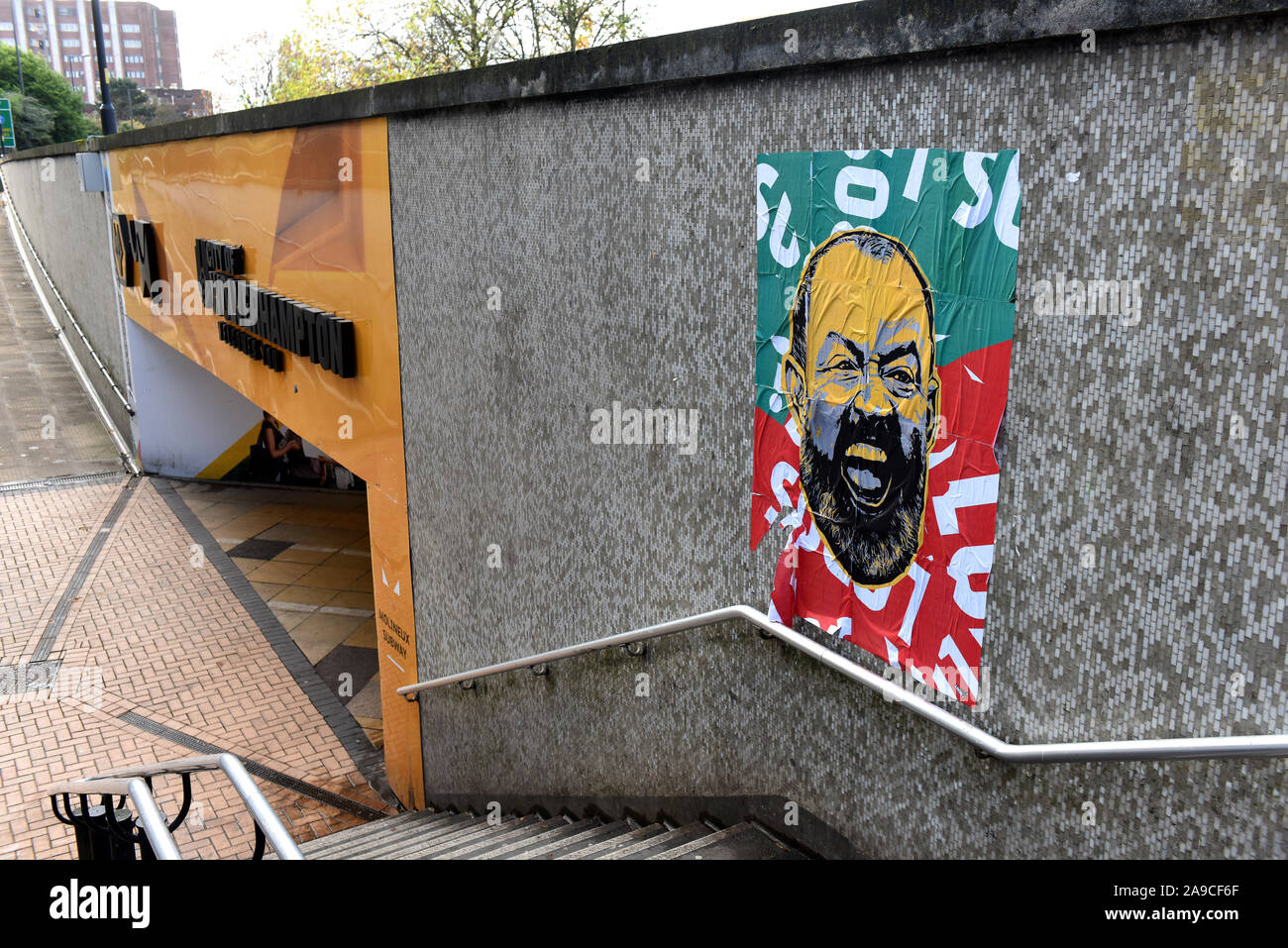 Wolverhampton, Gran Bretagna, Uk street photography. alla metropolitana di fasi con immagine di football manager Nuno Espirito Santo Foto Stock