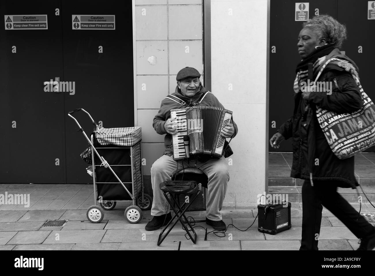 Wolverhampton, Gran Bretagna, Uk street photography Busker suonare la fisarmonica a piano nelle strade della città 2019 Foto Stock