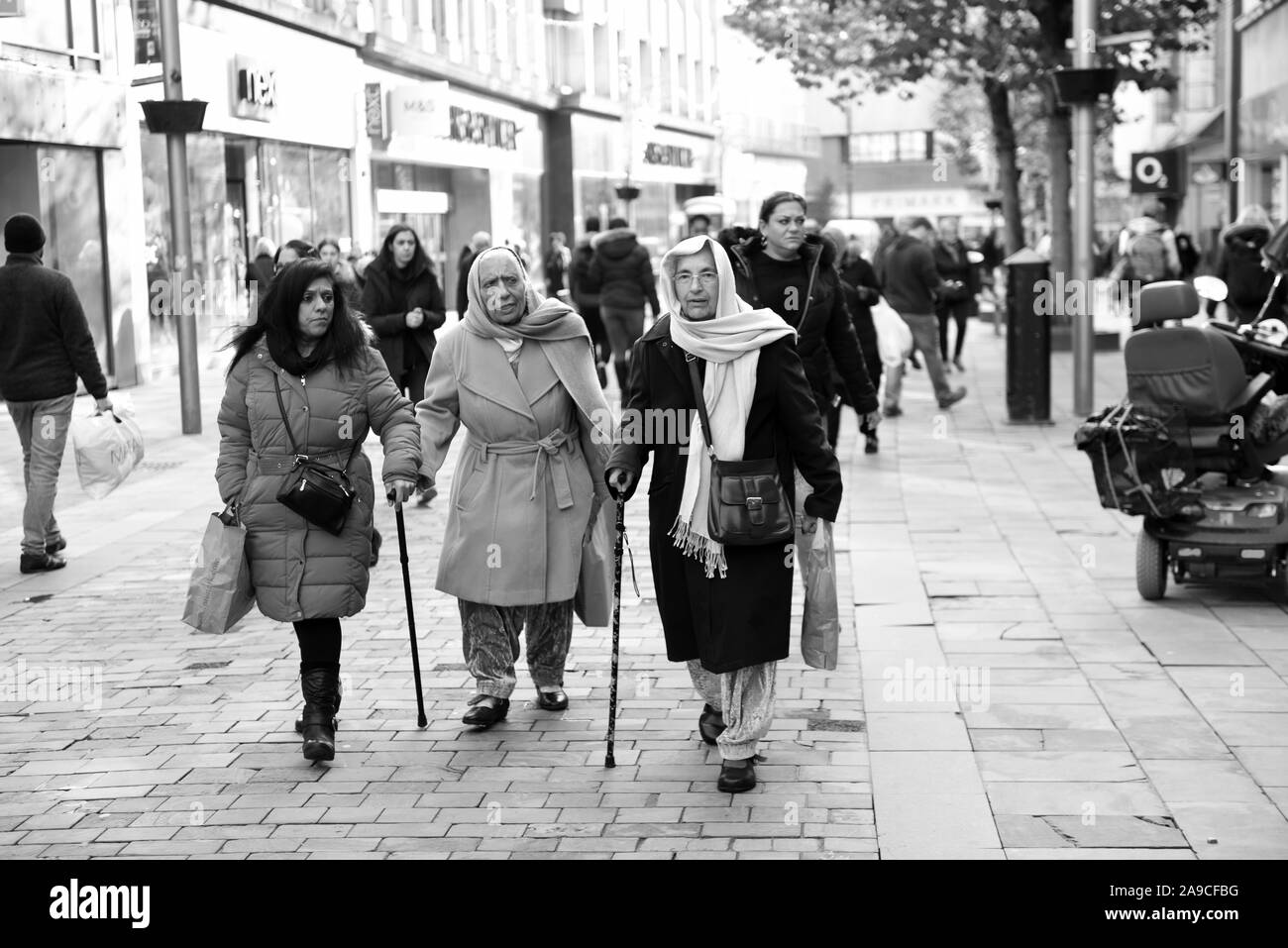 Wolverhampton, Gran Bretagna, Regno Unito Street photography Asian Women out shopping insieme 2019 Wolverhampton City Centre Foto Stock