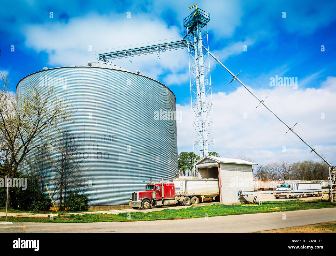 Un semi carrello tira nei PECO alimenti mulino di alimentazione in Gordo, Alabama, Marzo 18, 2014. Gordo, situato nella contea di Pickens, ha una popolazione di 1.677. Foto Stock