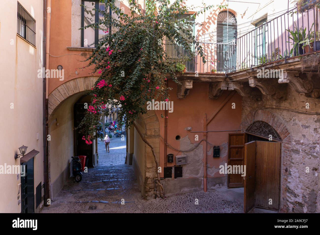 Il cortile di Palazzo Pirajno, Palazzo Piraino,Cefalú, Sicilia, costruito dalla famiglia Muratori nel XVI secolo. Foto Stock