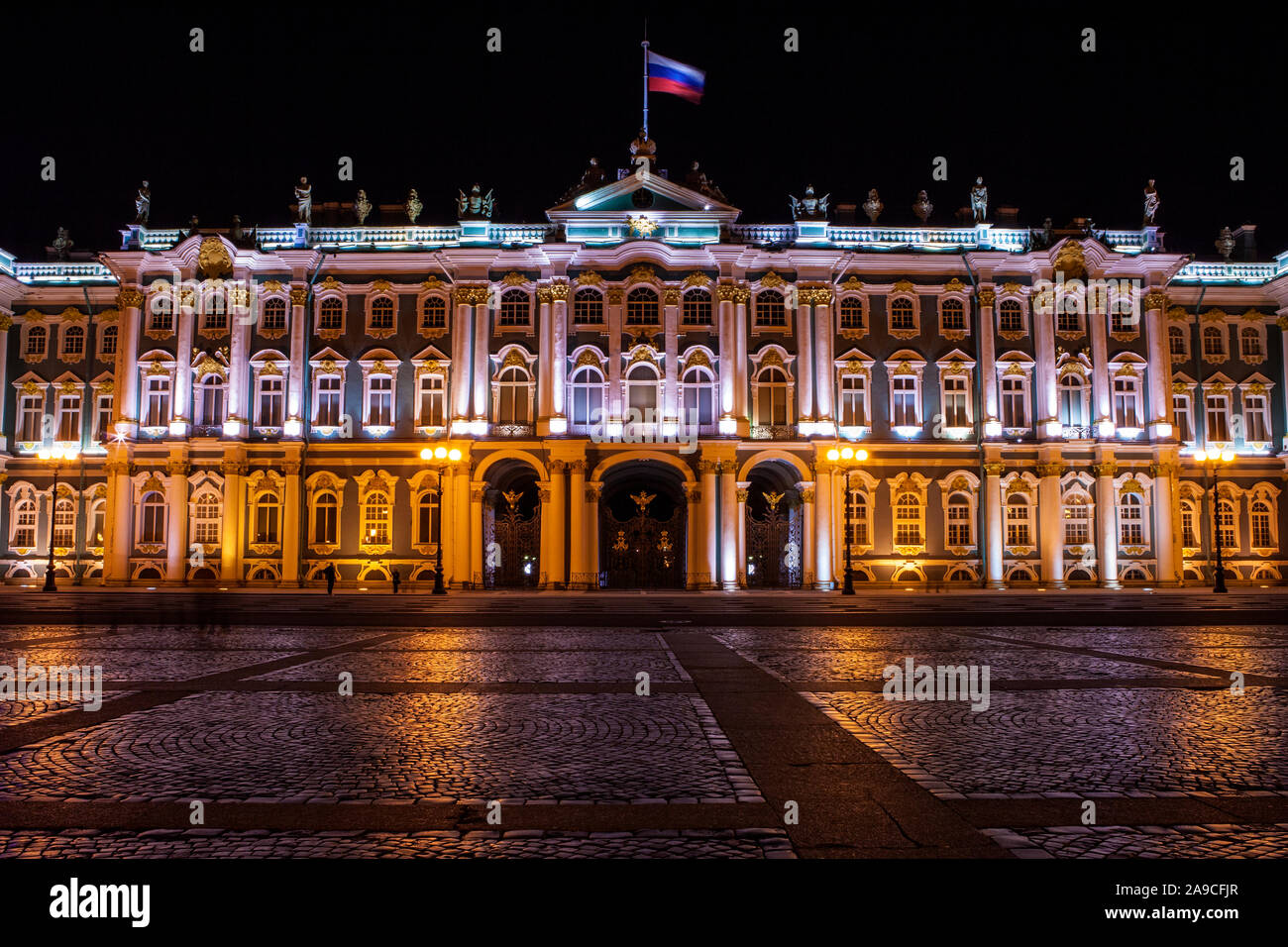 Saint Petersburg, Russia - 18 agosto 2011: una visione notturna della stupefacente Palazzo d'inverno che houes Museo L Hermitage nella città di Saint Pete Foto Stock