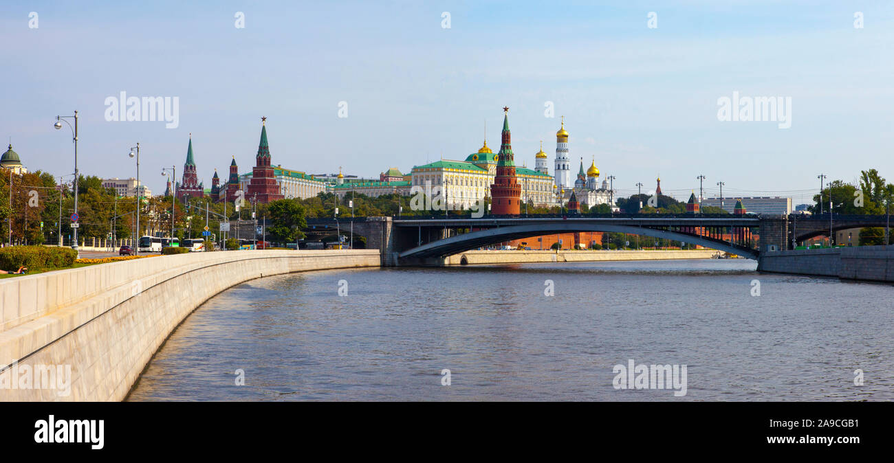 Mosca, Russia - 14 agosto 2011: una vista del Kremin e il fiume Moskva nella città di Mosca, Russia. Foto Stock