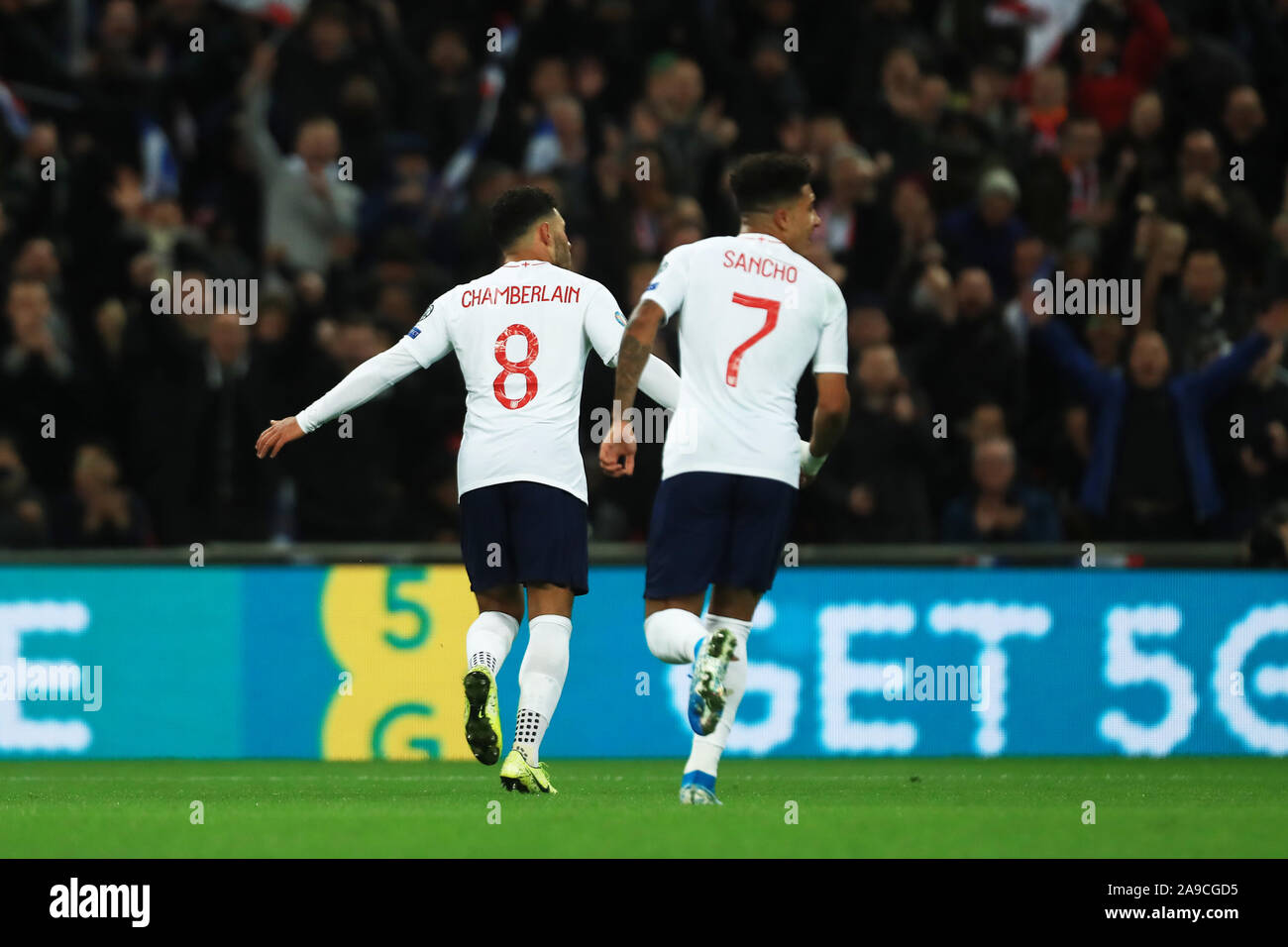 Londra, Regno Unito. Xiv Nov, 2019. Alex Oxlade-Chamberlain di Inghilterra celebra il suo punteggio i lati primo obiettivo durante la UEFA campionato europeo Gruppo un match di qualificazione tra Inghilterra e Montenegro allo Stadio di Wembley, Londra giovedì 14 novembre 2019. (Credit: Leila Coker | MI News) La fotografia può essere utilizzata solo per il giornale e/o rivista scopi editoriali, è richiesta una licenza per uso commerciale Credito: MI News & Sport /Alamy Live News Foto Stock