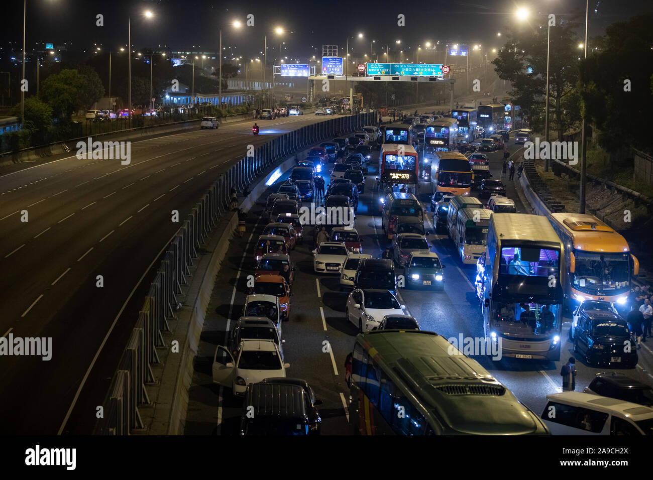 Porto di Tolo autostrada sotto il No.2 bridge durante le dimostrazioni. No.2 bridge è un collegamento tra il campus della scuola e area pubblica.Un inedito battaglie all Università cinese di Hong Kong (CUHK) come Hong Kong continuano le proteste per il quinto mese. Un sciopero cittadine chiamato per iniziare l'11 novembre, 2019 e portato le parti di Hong Kong per fermare come le stazioni MTR chiuso e più blocchi stradali sono state erette. Foto Stock