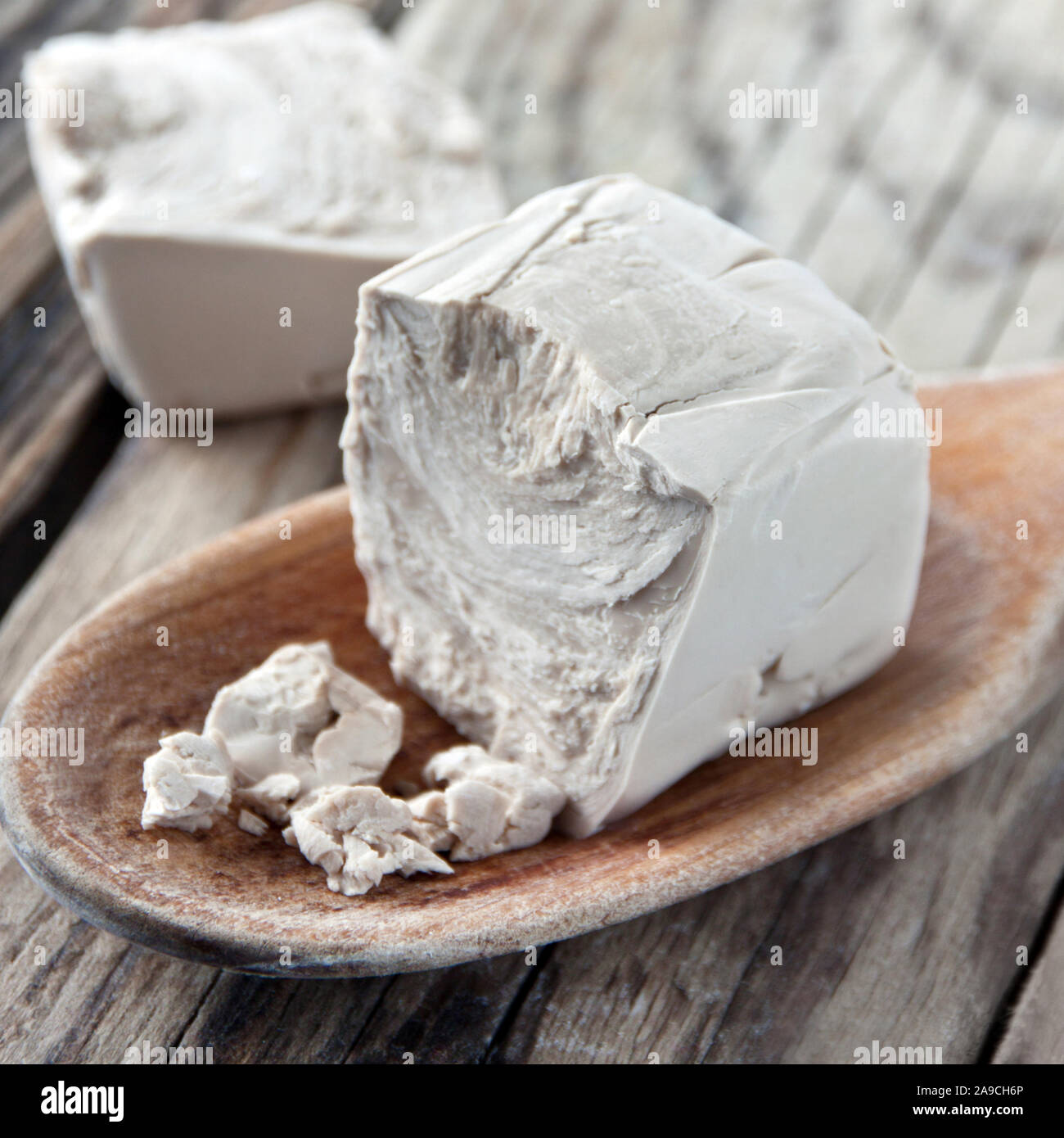 La cottura con il lievito e il cucchiaio di legno vicino fino Foto Stock