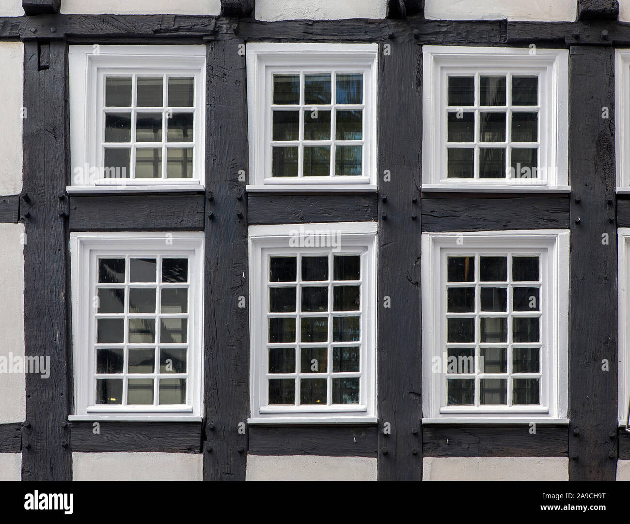 Il vecchio stile windows di una vecchia casa tedesca, Hattingen,Germania, Europa Foto Stock